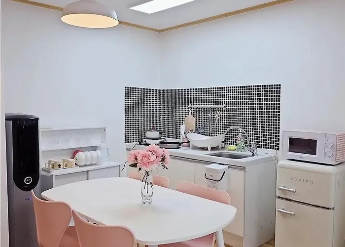 New Hongdae Station, 30sec To Subway, Elevator Available, One Minute From Olive Young Apartment *