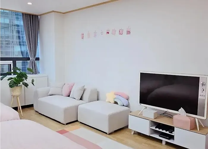 New Hongdae Station, 30sec To Subway, Elevator Available, One Minute From Olive Young Apartment Seoul