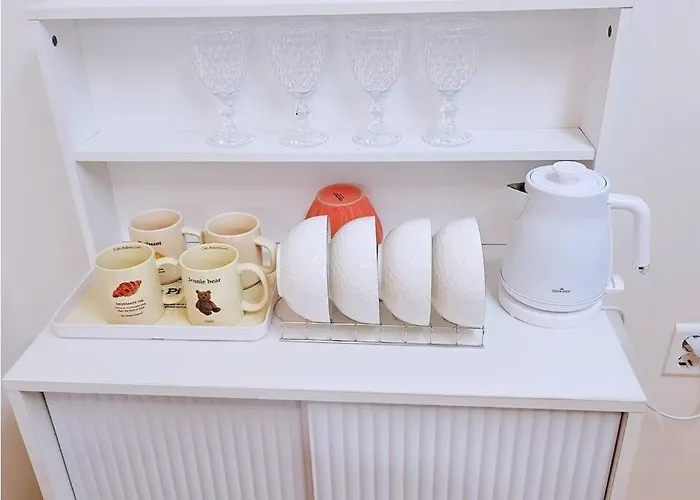 Apartment New Hongdae Station, 30sec To Subway, Elevator Available, One Minute From Olive Young