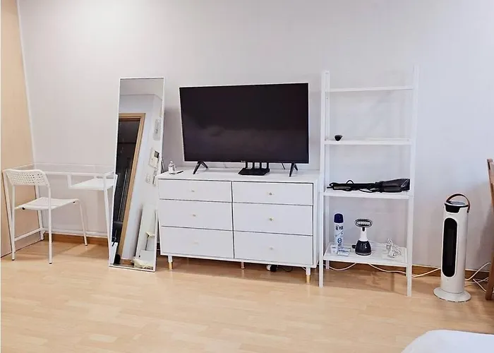 Apartment New Hongdae Station, 30sec To Subway, Elevator Available, One Minute From Olive Young *