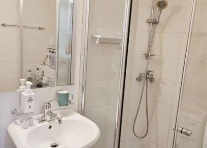 New Hongdae Station, 30sec To Subway, Elevator Available, One Minute From Olive Young Apartment