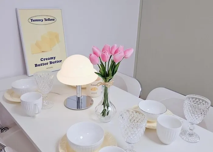 Apartment New Hongdae Station, 30sec To Subway, Elevator Available, One Minute From Olive Young