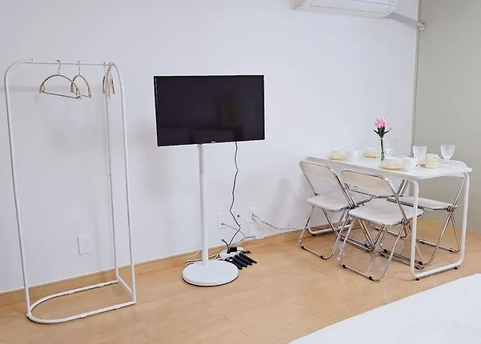 Apartment New Hongdae Station, 30sec To Subway, Elevator Available, One Minute From Olive Young