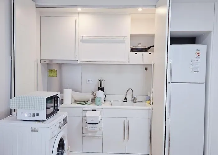 New Hongdae Station, 30sec To Subway, Elevator Available, One Minute From Olive Young *