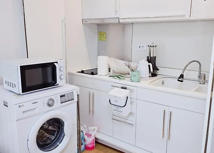 New Hongdae Station, 30sec To Subway, Elevator Available, One Minute From Olive Young * Seoul