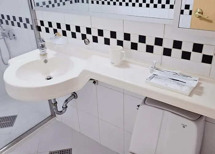 Apartment New Hongdae Station, 30sec To Subway, Elevator Available, One Minute From Olive Young