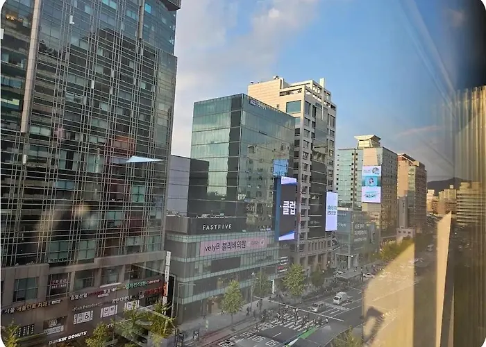 New Hongdae Station, 30sec To Subway, Elevator Available, One Minute From Olive Young Apartment
