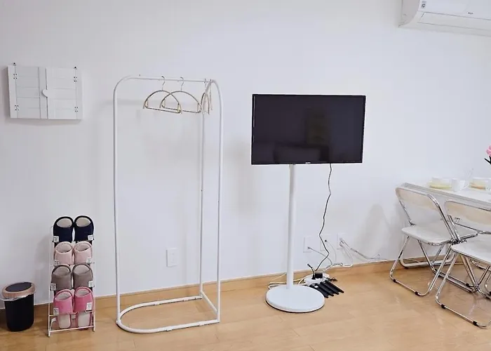 Apartment New Hongdae Station, 30sec To Subway, Elevator Available, One Minute From Olive Young Seoul