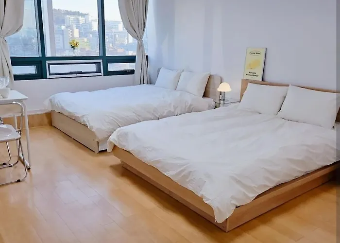 Apartment New Hongdae Station, 30sec To Subway, Elevator Available, One Minute From Olive Young *