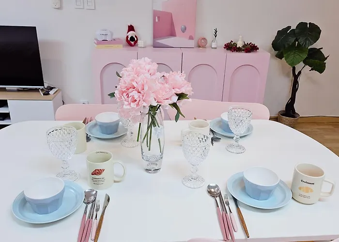 Apartment New Hongdae Station, 30sec To Subway, Elevator Available, One Minute From Olive Young *