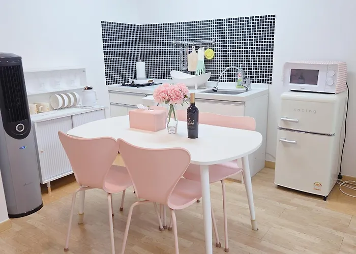 Apartment New Hongdae Station, 30sec To Subway, Elevator Available, One Minute From Olive Young Seoul